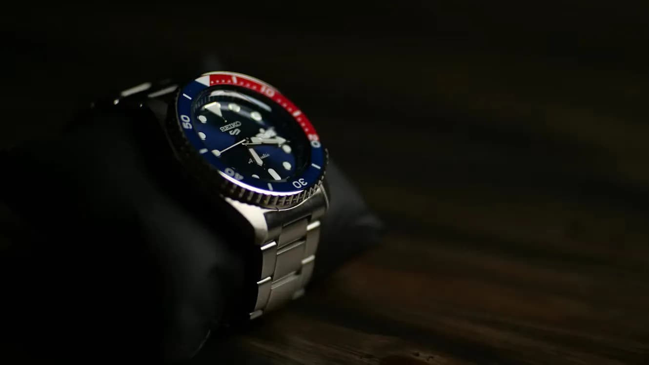 Montre Seiko 5 Sports automatique posée sur un coussin de rangement