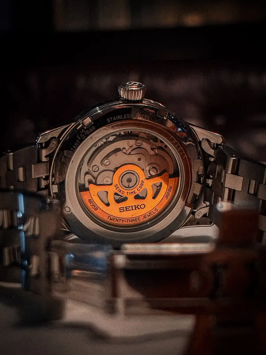 Fond transparent d'une montre Seiko automatique laissant voir le rotor du mouvement